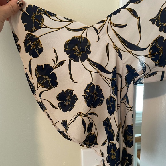 LC floral flowy sleeve blouse - Picture 2 of 5